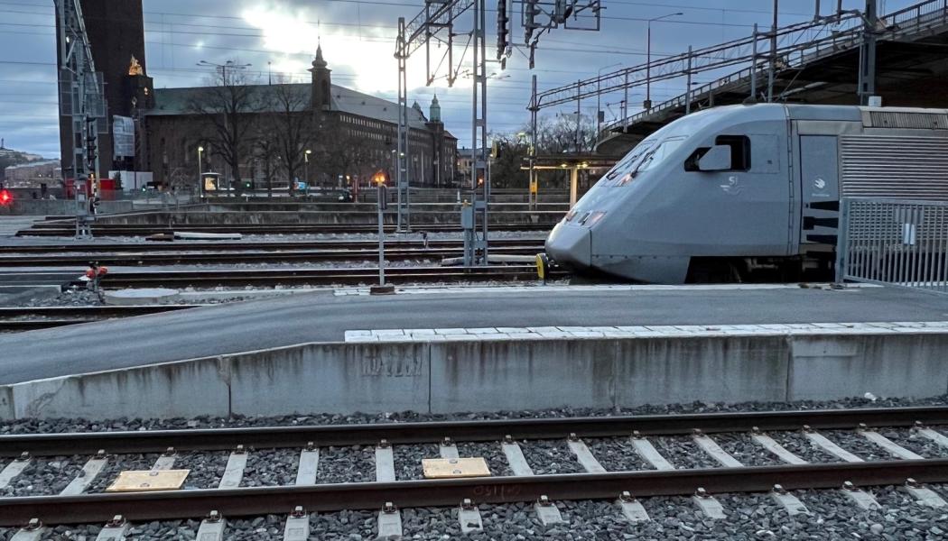 X 2000 tåg på Stockholm central, med en maxhastighet på 200 km/tim, fortare än så lär det inte gå på de svenska spåren i framtiden med något litet undantag på Ostlänken. Medan EU satsar stort på höghastighetsbanor som ska koppla ihop Europas huvudstäder, har den nya svenska regeringen nu bestämt sig för att gå åt andra hållet och avbrutit utvecklingen av nya stambanor för höghastighetståg, trots överfulla svenska spår.
Foto: John Hardwick
