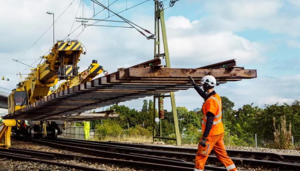 Trafikverkets underhåll sker på en järnväg som omfattar över 14 200 kilometer spår, 10 000 växlar och 4000 broar. Varje år sker i runda tal 2000 större arbeten. Foto: Trafikverket