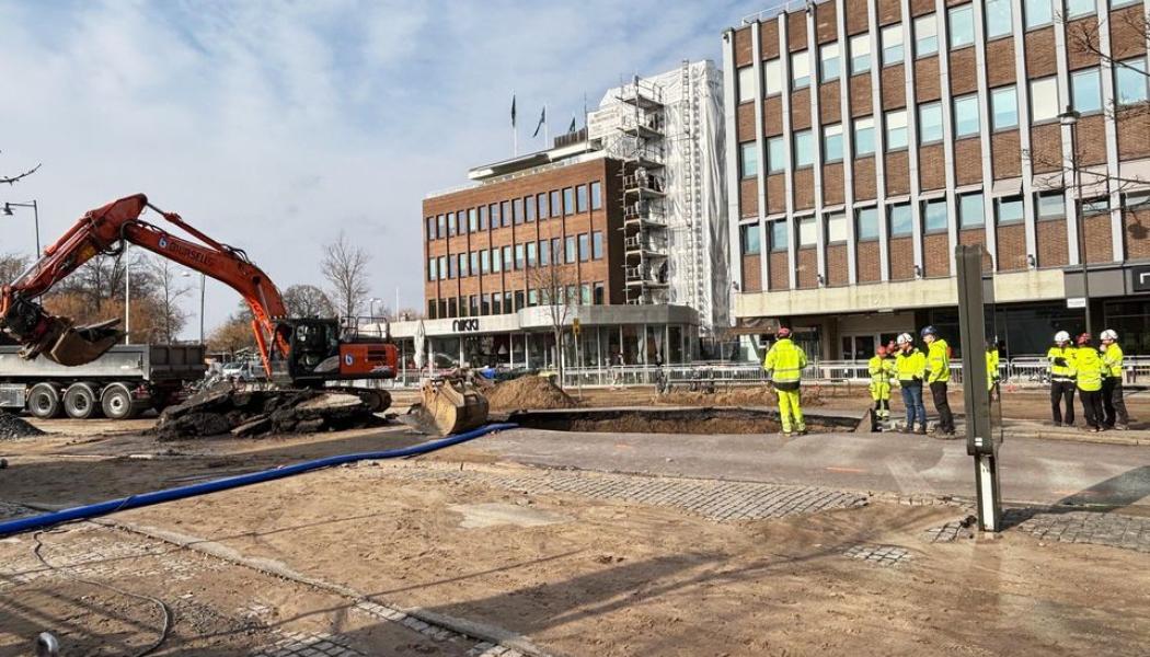 Arbetet med att laga den vattenledning som brustit på Södra Strandgatan i centrala Jönköping. Foto: Jönköpings kommun