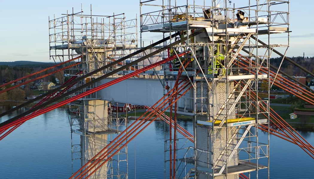 Många utmaningar under arbetets gång med att byta kablar på Strömsundsbron. Foto: Trafikverket  