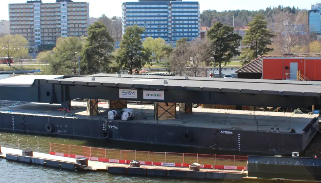 Den nya slussbron ligger på en pråm i södra slussen i Södertälje. Foto: Trafikverket