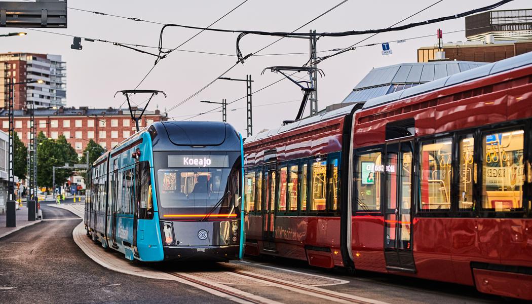 Testspårvagn passerar en i tjänst. Foto: Wille Nyyssönen/Raitiotieallianssi