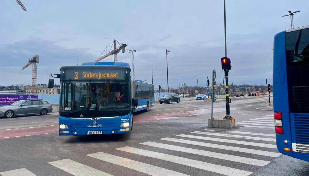 Trafikavtalens effekt på den interregionala tillgängligheten har blivit sämre över tid, enligt Riksrevisionen. Bussar vid Slussen i Stockholm. Foto: Stina Wikenberg