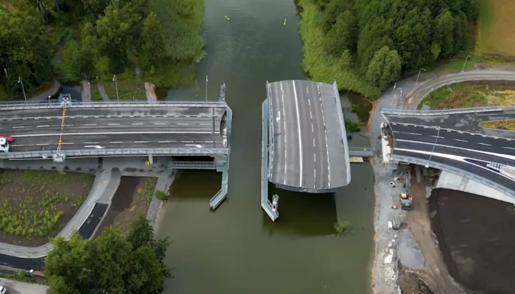 Tappströmsbron är byggd enligt då gällande kravställning och saknar därmed ett nödmanövreringssystem. Foto: Trafikverket.