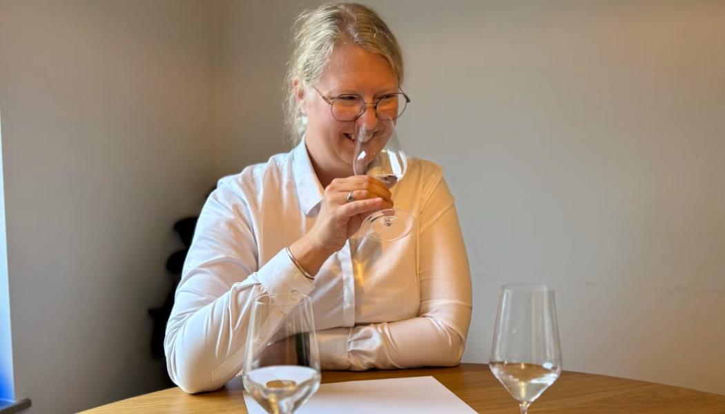 Den prisbelönta sommelieren Emma Ziemann skulle dricka ett år gammalt krisvatten om det inte fanns ett alternativ. Foto: Louise Utter Otterdahl