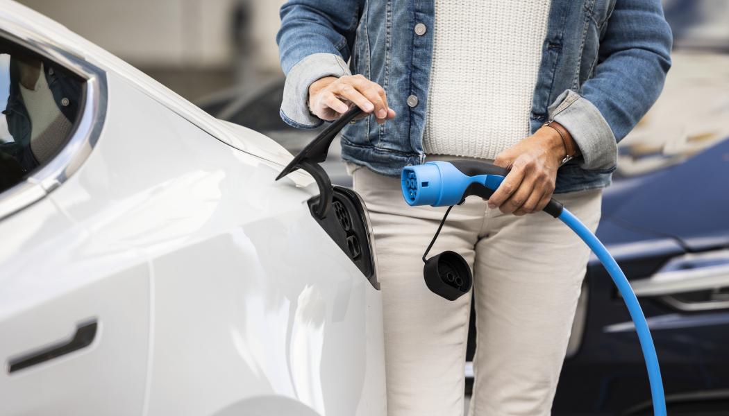 MSB, Boverket och Elsäkerhetsverket har i ett gemensamt regeringsuppdrag tagit fram en vägledning om säker laddning, installation och användning av elfordon. Foto: MSB