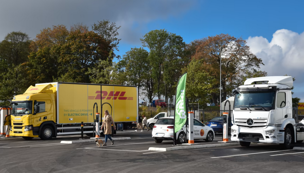 Laddparken är delfinansierad av Naturvårdsverket och byggd i samarbete med Scania, Kempower och Soltech. Foto: Falkenklev Logistik