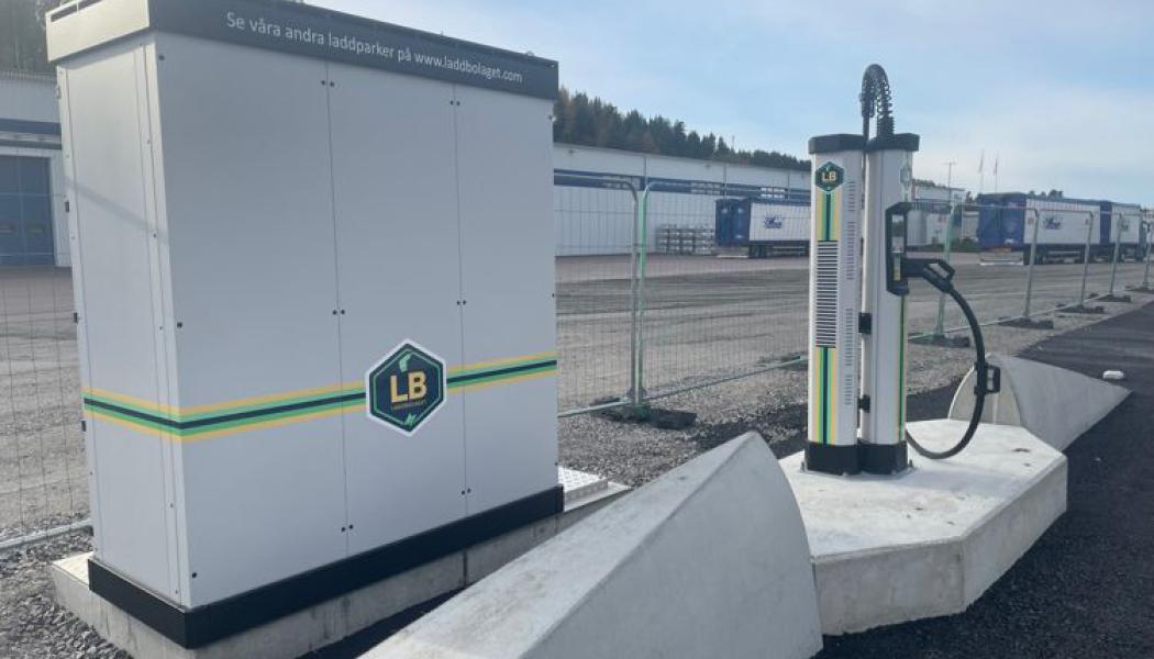 Laddparken i Arvika har två snabbladdare på 400 kW och två depåladdare på 200 kW. Foto: LBC Frakt