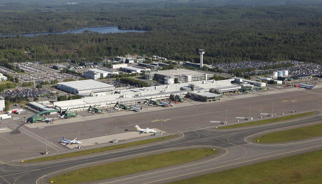 Uppdraget gäller järnvägsplaner för sträckan Mölndal–Landvetter flygplats och Bibana Mölnlycke. Flygbild över Landvetter flygplats 2011. Foto: Kontrastfoto/https://commons.wikimedia.org/wiki/File:Landvetter_Air_View.jpg?uselang=sv