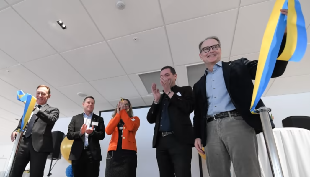 Bandet klipptes av Jan-Olof Jacke, VD för Svenskt näringsliv, Per Vorberg, kommunstyrelsens ordförande i Härryda, Anna Strömwall, flygplatschef, Peter Grönberg CEO Göteborg & Co och Jonas Abrahamsson, vd och koncernchef Swedavia. Foto: Swedavia