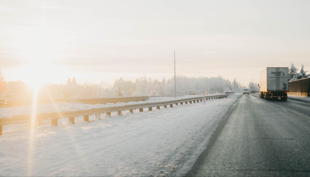Nu kan kan hamnar, fastighetsägare, logistikföretag med flera söka stöd hos Energimyndigheten för att installera laddstationer. Foto: lex valishvili/unsplash