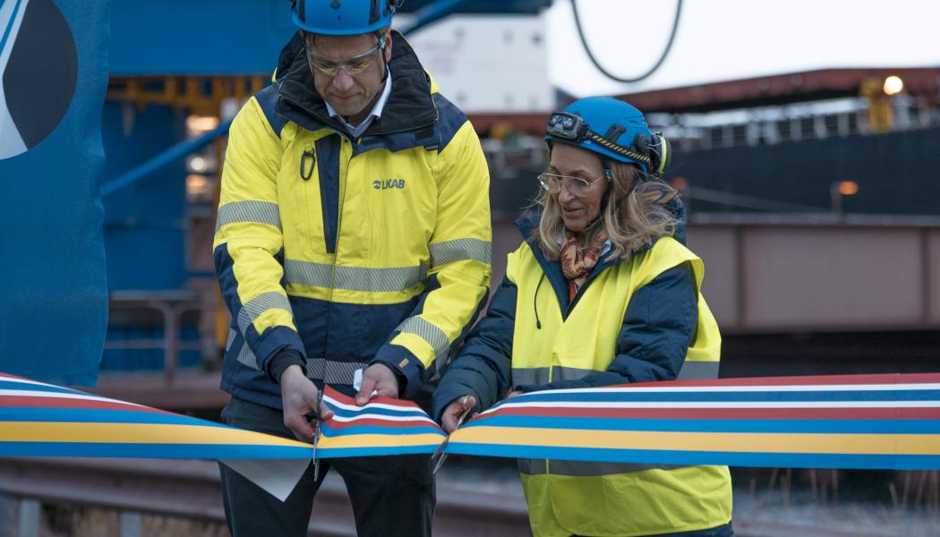 Michael Palo och Marit Waleniussen klipper banden. Foto: LKAB