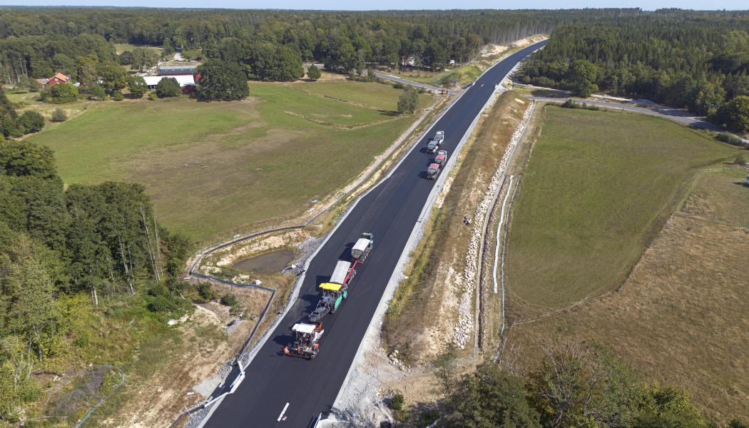 Beläggningsarbete på E22 Lösen Jämjö. Fotograf: Peab Asfalt