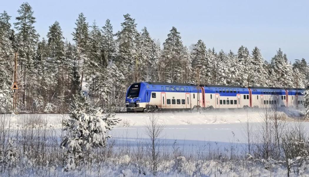 Övervåningarna på dubbeldäckarna spärrades av den 1 december. Orsaken var ett tekniskt fel som påverkade ett av Mälartågs fordon genom mindre skador på taket – där det blivit ett strömöverslag mellan kontaktledningen och tågets yttertak. Foto: Matthias Pfeil
