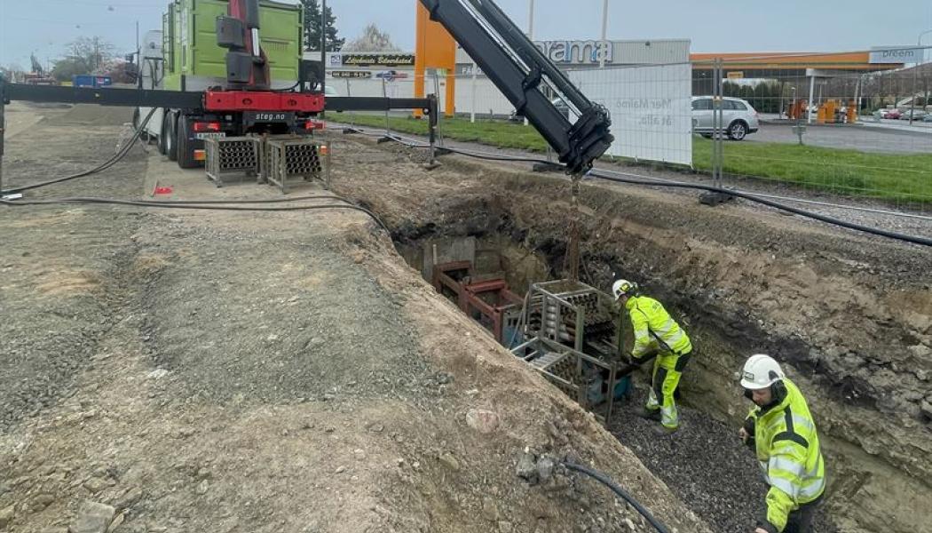 Med flexibla foder bygger man nya rör inuti de gamla och genom rörspräckning bryter man isär den gamla ledningen med en hydraulisk maskin. Foto: Aarsleff 