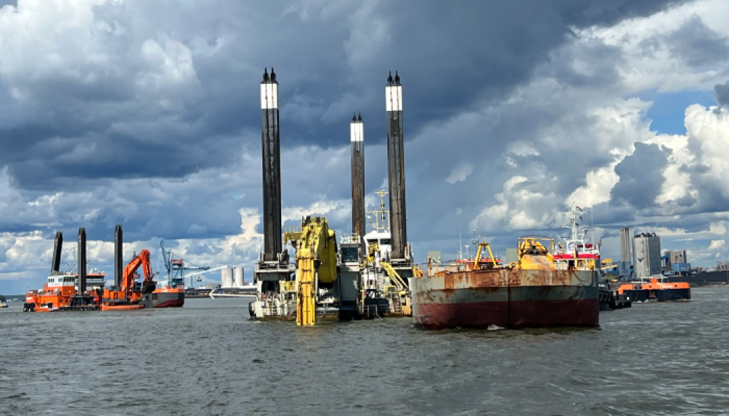 Mudderverk som opererar i projekt Malmporten. Magnor till höger och Optimus till vänster. Fotograf/Källa: Sjöfartsverket