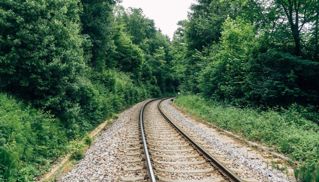 Arbetena kommer på sikt att ge effekter längs hela sträckor i järnvägssystemet. Foto: markus winkler/unsplash 