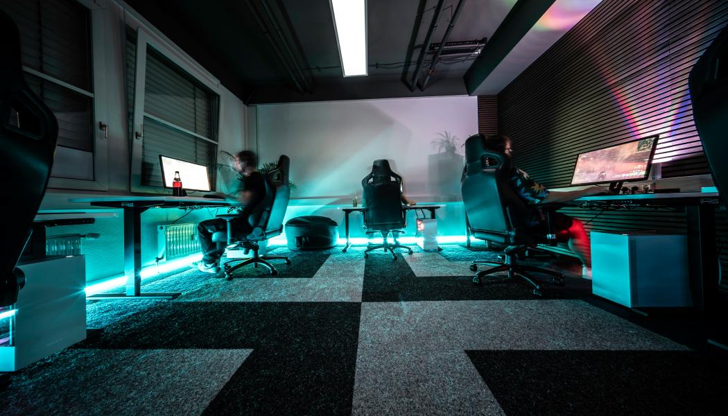 Utöver de operativa utmaningarna lyfter undersökningen fram den enorma press som  SOC-analytiker arbetar under. Höga stressnivåer, ständig underbemanning och utbrändhet påverkar hela organisationen.  Foto: ELLA DON/Unsplash