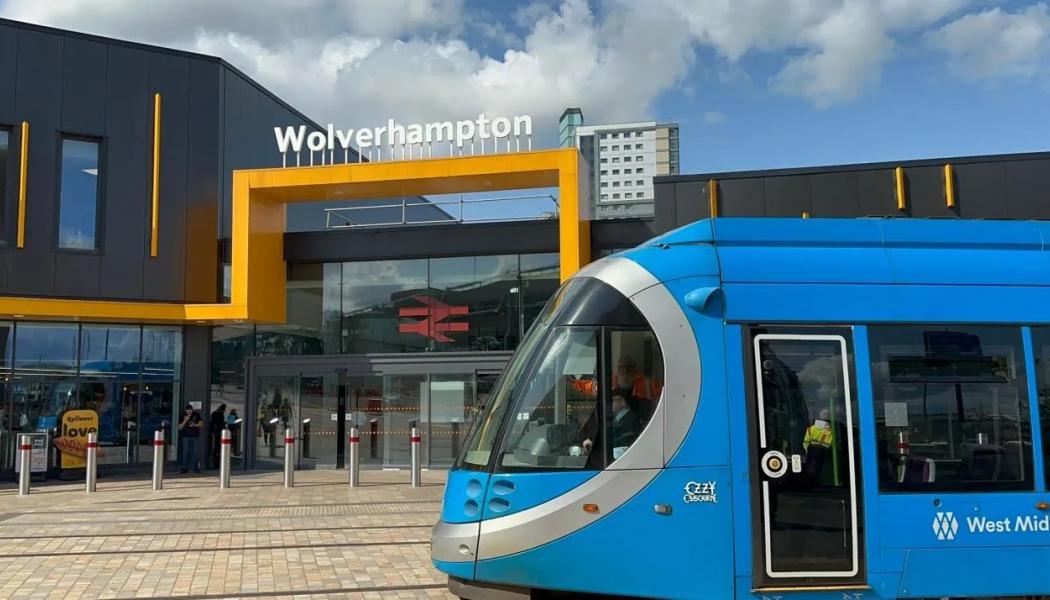 Ombyggnationen av stadens järnvägsstation hindrade ytterligare spårläggning, men nu är allt klart. Foto: Midland Metro Alliance