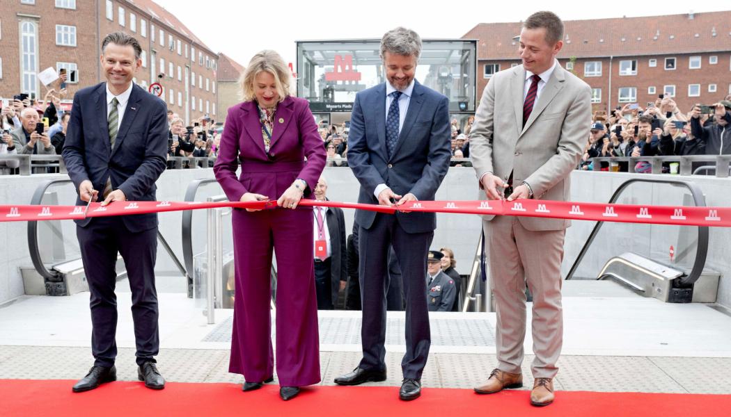 De nya stationerna invigdes av HM Kungen (danska kungen, andra från höger) under en ceremoni på Mozart Plads. Ungefär 6 000 människor samlades för att bevittna den högtidliga öppningen.