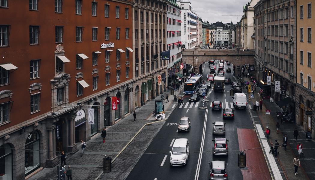 Var tredje person ser negativt på miljözonerna då det kan innebära omvägar, och var fjärde för att butikerna i stadskärnorna kan drabbas negativt. Tio procent oroar sig även över att bilens marknadsvärde minskar. Foto: aleksey sokolenko/unsplash
