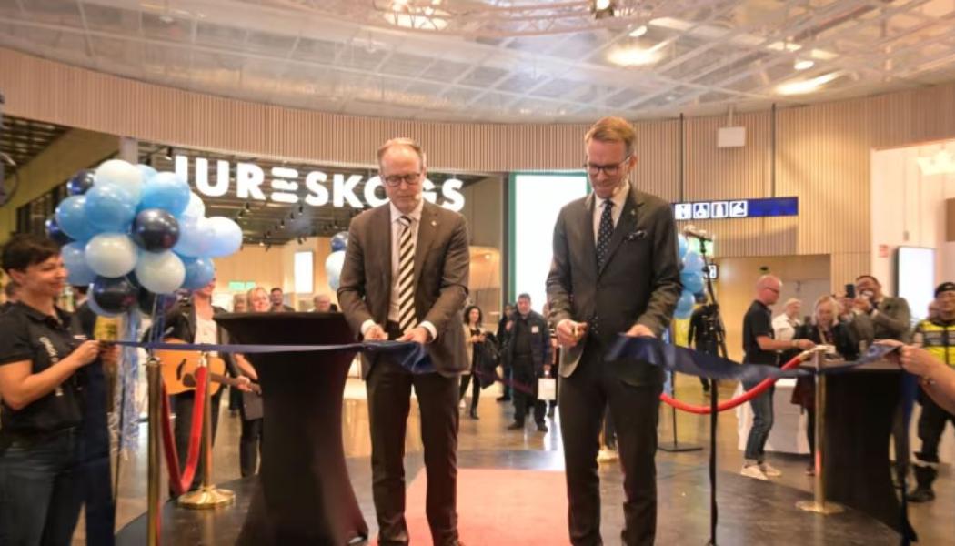 Arlandas nya Marknadsplats och säkerhetskontroll är nu invigda. Jonas Abrahamsson, Swedavias vd, med Andreas Carlson, infrastruktur- och bostadsminister. Foto: Swedavia. 