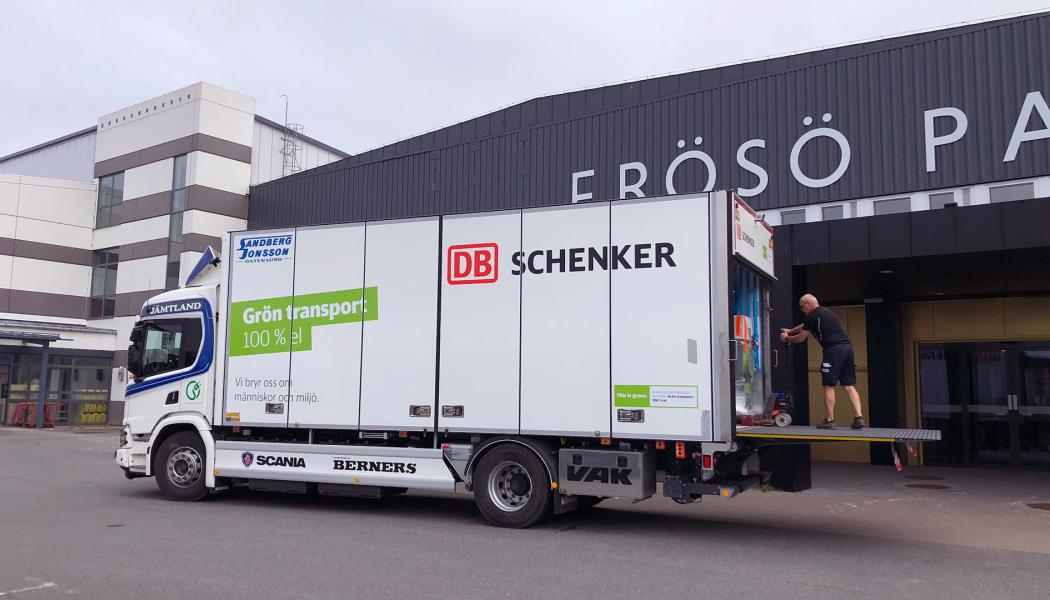 Under sportlovsveckorna levererar DB Schenker varor till restauranger, kaféer och offentliga verksamheter i Åre. Ellastbilen som sköter de klimatsmarta leveranserna laddas via en mobil laddenhet från Scania. Foto: Schenker