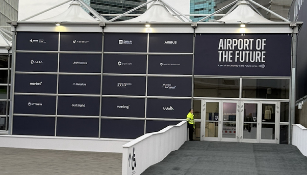 Entrén till Airport of the Future-zonen vid södra ingången till Fira de Barcelona. På fasaden syns samtliga partners – från Airbus och AENA till Outsight, NTT Data och Vueling. Zonen är en del av MWC:s 