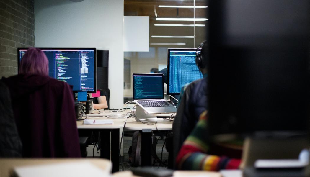  Företagets eller organisationens rykte kan skadas av att någon illvillig part skickar skadlig epost som kommer från företagets egna domän till kunderna Foto: hack capital/unsplash