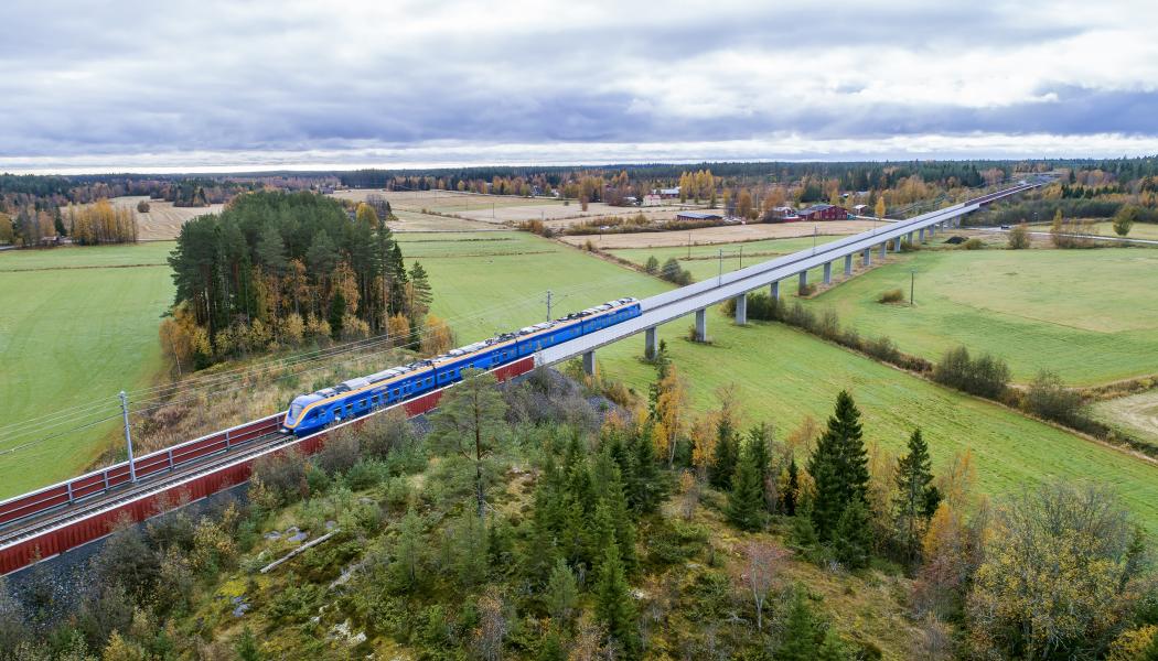 Norrbotniabanan är en cirka 270 kilometer strategisk ny kustjärnväg mellan Umeå och Luleå. Det är en av de största infrastrukturinvesteringarna i norra Sverige, och utbyggnaden sker etappvis. Foto: GRK