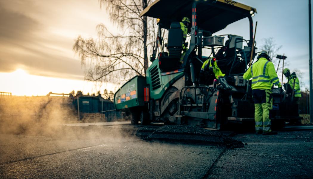 Asfaltsläggning i Vännäs. Foto: NCC