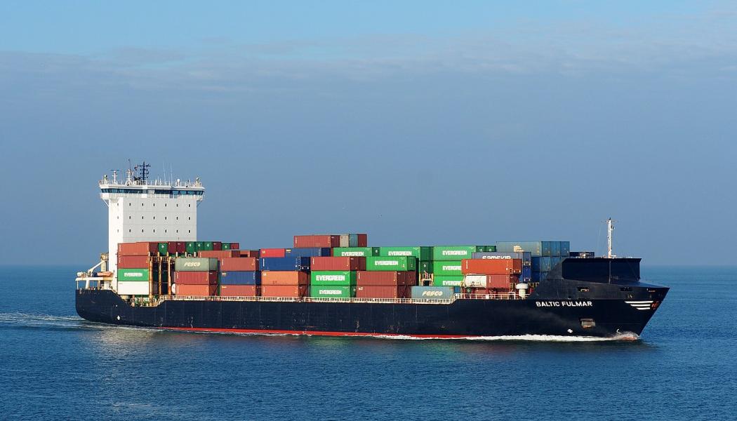 Numera kinesiska NewNw Polar Bear. Ursprungligen döpt till Reinbek och senare omdöpt till Baltic Fulmar, tjänade fartyget under charter för fraktjättarna Unifeeder och därefter CMA CGM. Foto: Wikipedia Common Lic. Kredit: Fotogaferat i Port of Rotterdam av Alf van Beem.