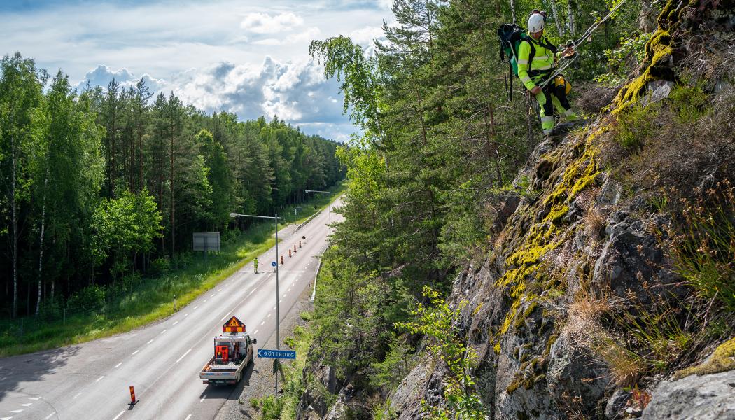 Bergskärningar granskas. Foto: Norconsult