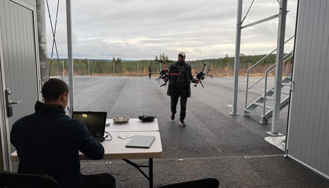 Mindre drönare användes för att simulera större spridningsdrönare, och resultaten från volymtesterna var mycket goda. Foto: Skellefteå Science City