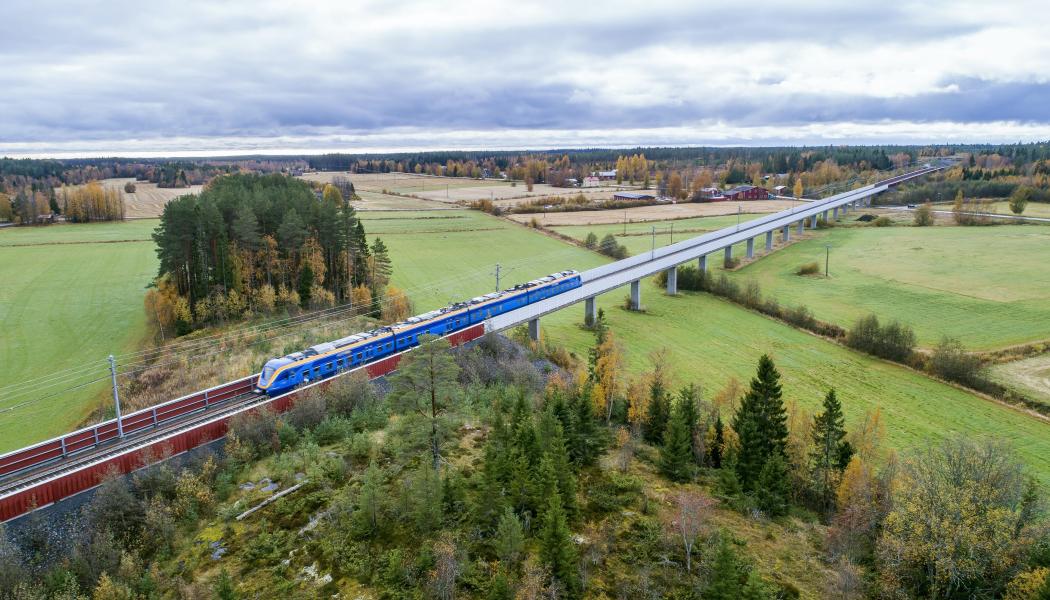 Det görs stora investeringar som berör brobyggandet. Det ska bland annat uppföras hundratals broar på Norrbotniabanan (bilden) och järnvägens stamnät ska uppgraderas med nya dubbelspår. 
ILLUSTRATION: Norrbotniabanan/Patrik Degerman

