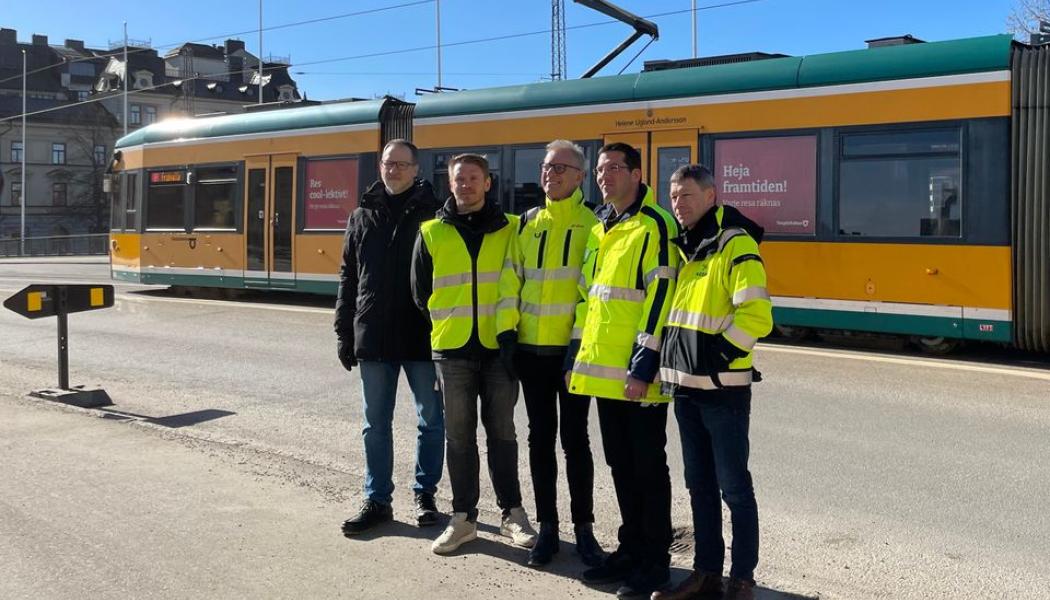 Från vänster: Mattias Näsström, Östgötatrafiken, Joakim Viitanen, extern projektledare för E.ON, Björn Persson, E.ON, Gustav Flodén, Norrköpings kommun och Peter Jonander, Nodra. Foto: Norrköpings kommun