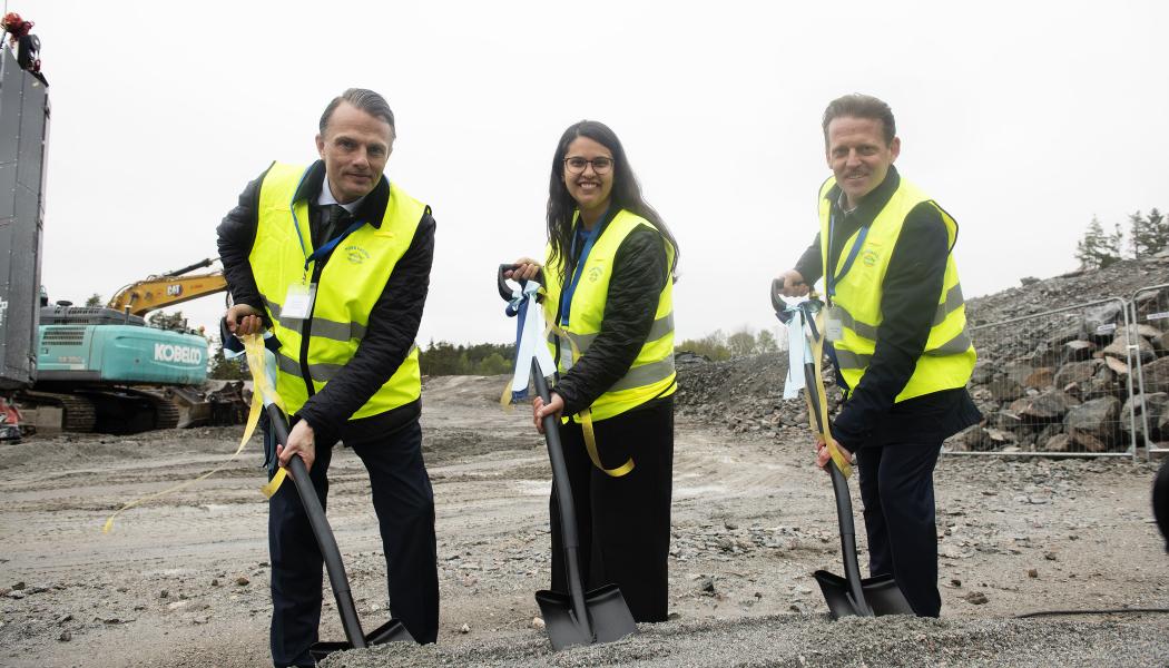 Det första spadtaget togs gemensamt av Sara Kukka-Salam, förbundsstyrelsens ordförande; Erik Andersson, vice ordförande, och Andreas Thunberg, VD. Foto: Norrvatten