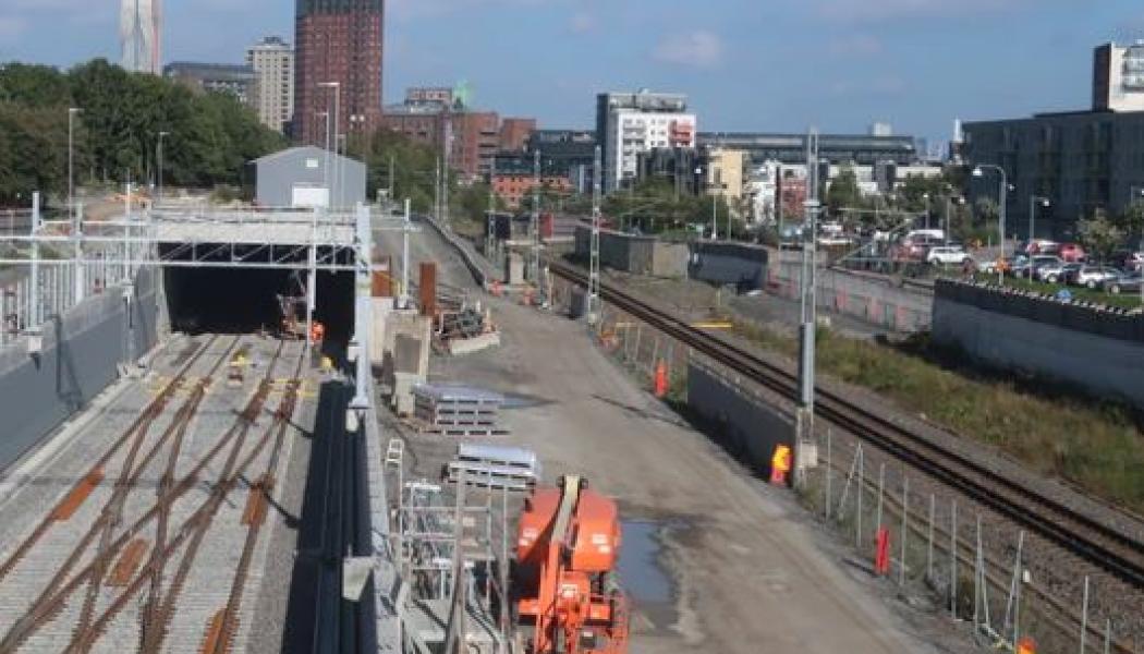  Tunneln, tillsammans med bullerskärmar på stödmurar, hjälper till att dämpa trafikbullret. Foto: Trafikverket