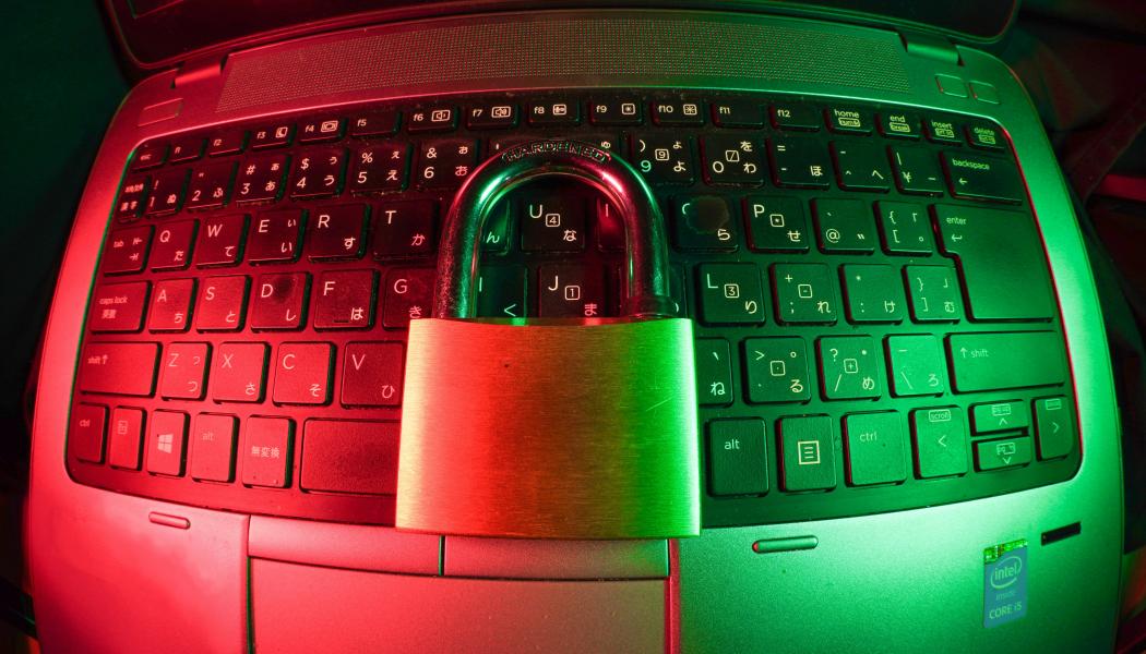 Den nya lagen innebär att offentliga och privata verksamhetsutövare inom utpekade sektorer måste stärka skyddet av sina nätverks- och informationssystem samt rapportera allvarliga incidenter. Foto: FlyD / Unsplash