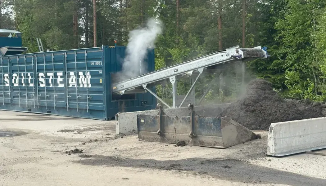 Metoden innebär att jorden hettas upp med vattenånga för att döda växtens frön. Foto: Trafikverket
