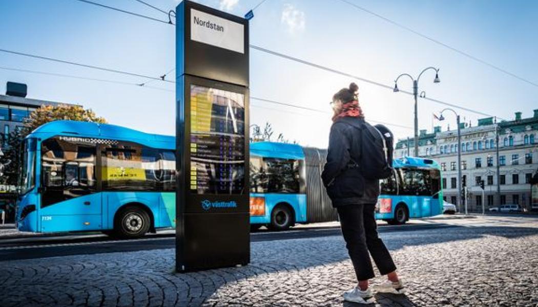 Nästan hälften av de svarande i Västtrafiks attitydunderskning uppger att ökade levnadskostnader och drivmedelspriser gör att de kör mindre bil. Fotograf: Eddie Löthman.