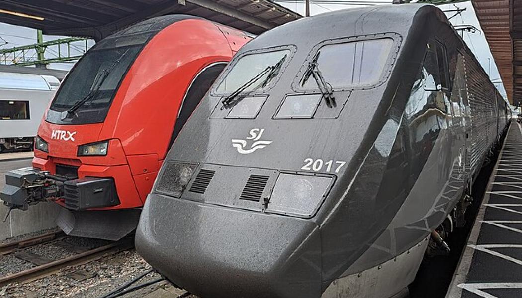 Nya X2000-tåget från SJ och X74 från MTRX på Göteborgs centralstation. Foto: Wikimedia Commons