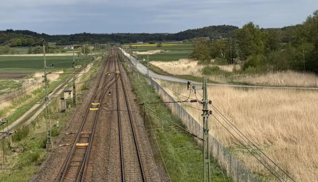 Projektet ska minska problemen för godståg när persontågstrafiken ökar och möjliggöra regionaltåg varje halvtimma från Göteborg via Västlänken till Varberg. Foto: Trafikverket