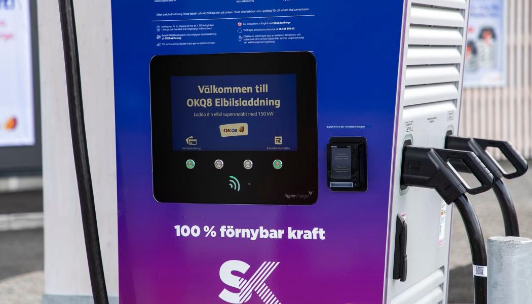 Pilotprojektet i Nacka visar hur lokalproducerad solenergi, förnybar energi och smart teknik tillsammans kan skapa nya lösningar för elektrifierade transporter.  Foto: OKQ8