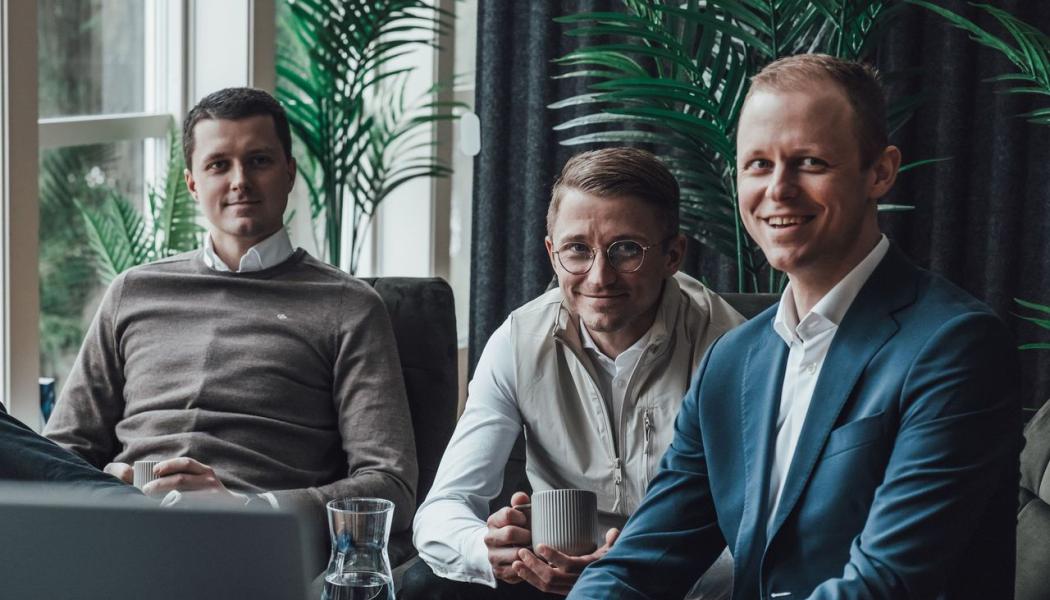 Svensk Fordonsladdnings grundare Robert Gärdeäng, Kenneth och Lennart Nilsson kommer att kvarstå som delägare och fortsätta i sina operativa roller och leda bolaget framåt. Foto: Svensk Fordonsladdning