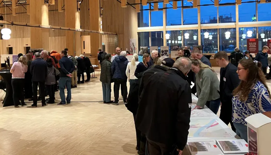 Många passade på att komma förbi, lyssna på presentationer och ställa frågor om Norrbotniabanan. Foto: Trafikverket