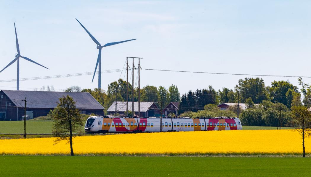 Östgötapendeln söder om Motala. Foto: Östgötatrafiken