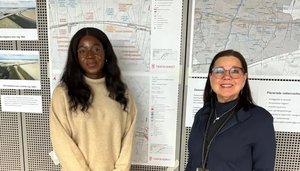 Camilla Hedenstedt, projektledare, och Fatou Jarjou, processledare vattenverksamhet, berättade om sitt arbete med delsträckan Bäckeby-Linghem. Foto: Trafikverket