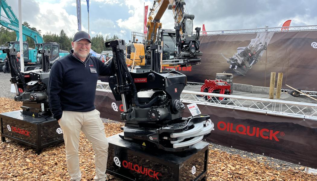 Johan Lindqvist, försäljningschef på OilQuick, berättade bland annat om företagets nyutvecklade gripmodul på mässan Entreprenad Live. Gripmodulen är till för tiltrotatorer och försedd med OQ Sync som gör att gripklorna går jämnt och synkroniserat i alla lägen och hastigheter. Här står han bredvid modellen OQTR-E26.