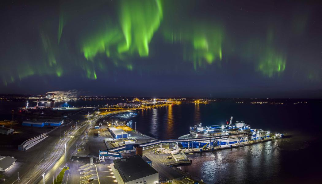 Umeå hamn ska byggas ut för att kunna ta emot större fartyg. Samtidigt pågår ett projekt där man undersöker möjligheterna att kunna erbjuda fossilfria bunkringsbränslen, elladdning samt grön vätgasproduktion. På bilden syns Wasalines hybriddrivna färja Aurora Botnia som går mellan Umeå och Vasa.
FOTO: Inab/Umeå hamn
